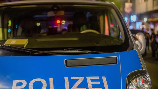 Berlin-Charlottenburg: Auto fährt Mann an, Fahrer flüchtet