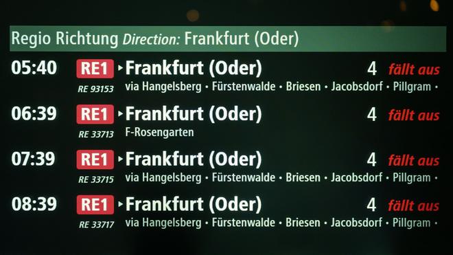 Bahnhof am Tesla-Werk: Am Morgen kamen nicht wie geplant Züge am neu gebauten Bahnhof Fangschleuse südöstlich von Berlin an.