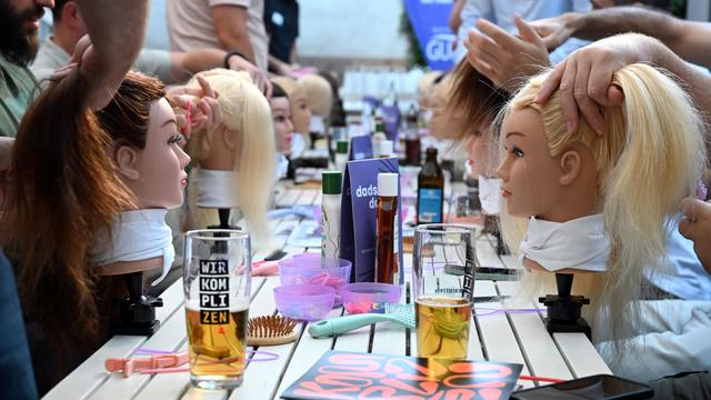 «Dads do Hair» in Frankfurt: Haarige Angelegenheit – Papas flechten Zöpfe beim Bier