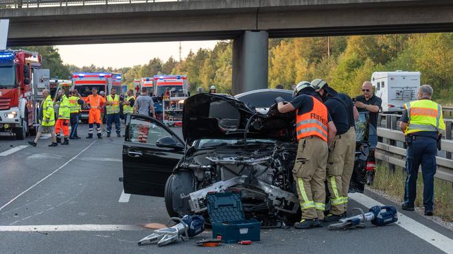 Unfälle: Mehrere Fahrzeuge sind auf der A73 bei Bamberg in einen Unfall verwickelt.
