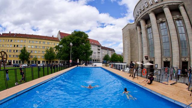 35 Grad in Berlin: Schwimmbad vor Berliner Volksbühne wieder offen