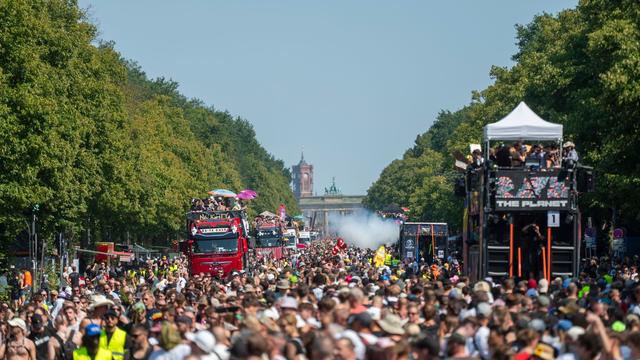 Musik-Demo in Berlin: Hitzeschlacht im Techno-Takt: Parade gegen Terrorangst
