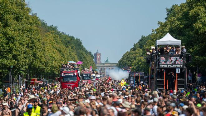  Die Techno-Parade «Rave The Planet» findet zwischen Brandenburger Tor und Siegessäule statt.
