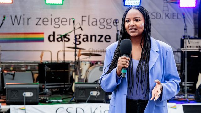 CSD in Lübeck: Touré warnt vor Kürzungen beim Schutz queerer Menschen