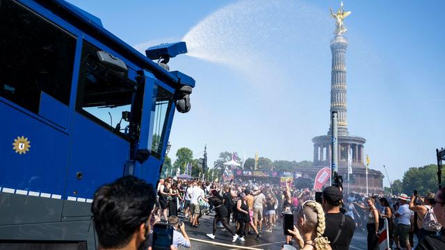Musik-Demo in Berlin: Wasserwerfer hilft schwitzenden Ravern bei Techno-Parade