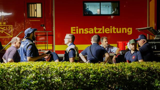 Waldbrand bei Hürtgenwald: Wind dreht – Feuerwehr verlegt Einsatzzentrale wegen Rauchs