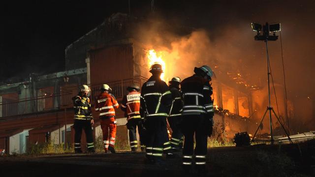 Großbrand: Ehemaliges Hotel steht in Flammen - Großeinsatz in Hamburg