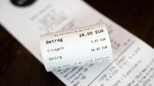 Wegen unbezahlter Rechnung: Gast schlägt Wirt und wirft Tisch nach Polizei