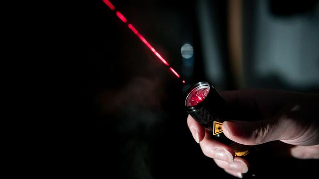 Schmerzen in den Augen: Laserpointer aus dem Urlaub - Kind blendet Motorradfahrer