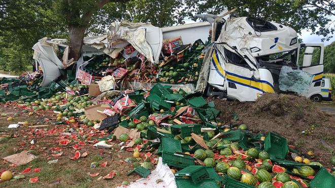 Unfälle: Die Melonenladung des verunglückten Lkws wurde freigegeben - Passanten durften sich bedienen.