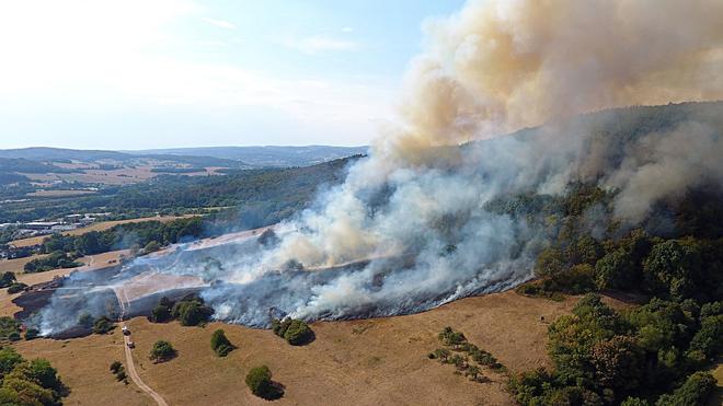 Großeinsatz: Der Brand in Waldaschaff ist nicht gelöscht, aber unter Kontrolle.