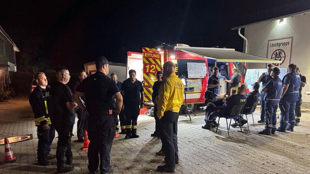 Brand an der Grenze: Waldbrand rückt an Monschau - Feuerwehr wässert Felder