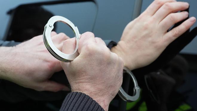 Kriminalität: Für einen 46-Jährigen im Kreis Fulda haben die Handschellen geklickt. (Symbolbild)