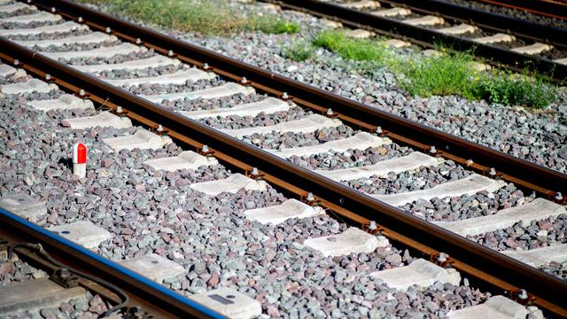 Kurz vor Bremerhaven: Kinder legen Steine in Gleise - Schaden und Verspätungen