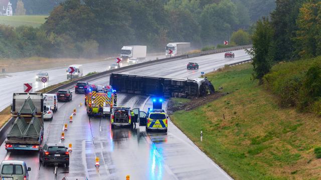 Lkw-Unfall: Lkw auf A1 bei Wuppertal umgekippt - längerer Rückstau
