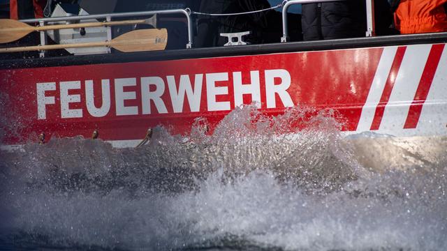 Wasserstrudel: Passanten versuchen Schwimmer mit Menschenkette zu retten