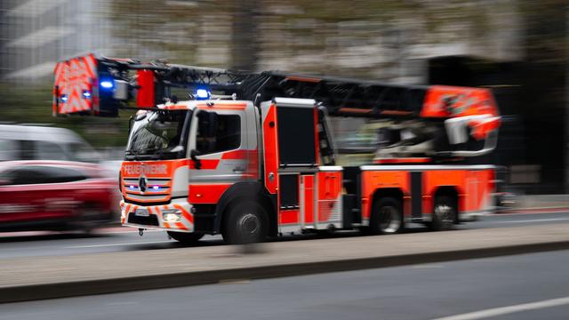 Rettung mit Drehleiter: Wohnungsbrand legt Bundesstraße lahm