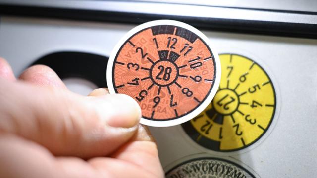 Plakettenfälschung: Autofahrer bei Mühldorf gestoppt – Siegel «totalgefälscht»