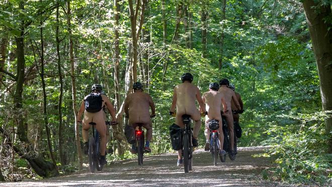 Naturismus: Ob nackt radeln ein Problem ist, hängt auch davon ab, wie leer der Wald ist.