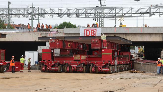  Umfangreiche Arbeiten laufen derzeit an einer Bahnbrücke am Schmidtstedter Knoten in Thüringen.