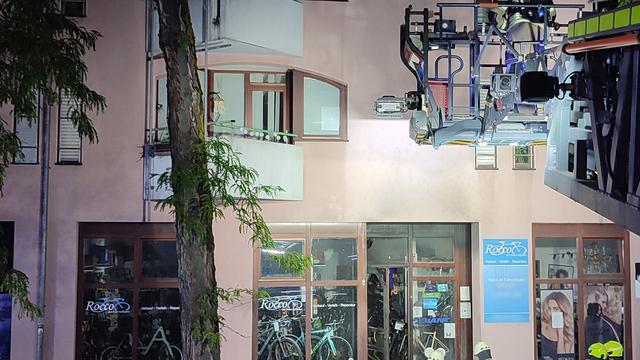 Mit brennbarer Flüssigkeit: Feuer an Fahrradladen gelegt