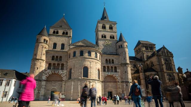 Evakuierung: Feuerwehr räumt Trierer Dom wegen Gestanks