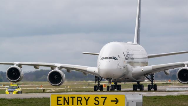 351 Passagiere an Bord: Lufthansa-Airbus setzt bei Landung in München zu früh auf