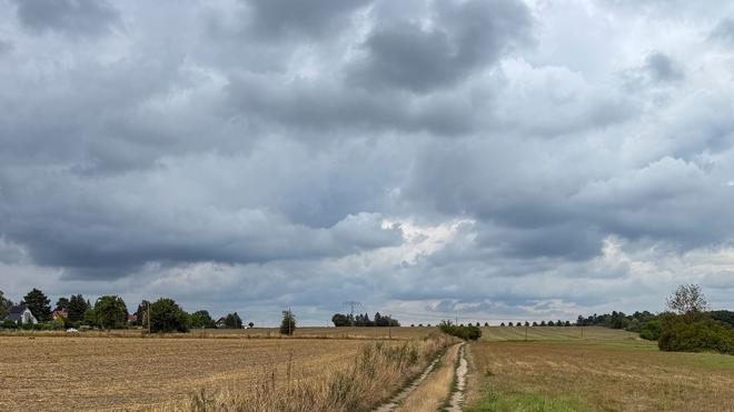  Dunkle Wolken und Gewitter ziehen nach der Vorhersage des Deutschen Wetterdiensts aus Westen heran. (Archivbild)