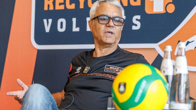  Der neue Volleys-Trainer Andrea Anastasi muss sich zum Trainingsauftakt mit einem Sextett begnügen. (Archivbild)