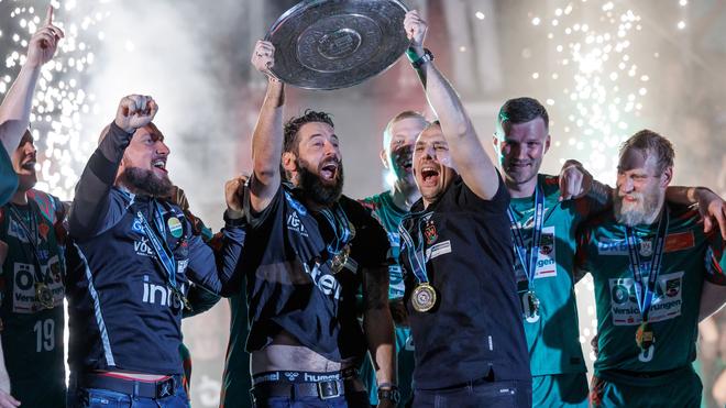 Handball-Bundesliga: Meistertrainer Bennet Wiegert (m) möchte mit dem SC Magdeburg endlich auch den Supercup gewinnen. (Archivbild)