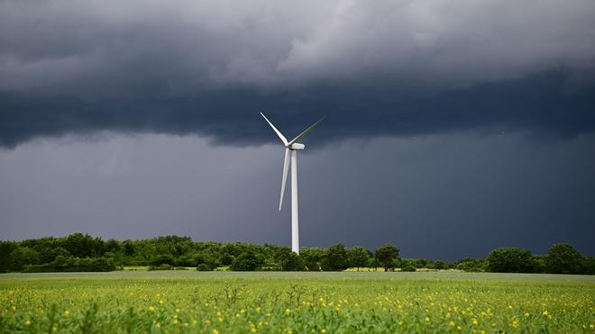 Wetter: Bis Mittwochmittag müssen die Menschen in Niedersachsen und Bremen sich auf Regen und Gewitter einstellen, dann lockert es auf. (Symbolbild)