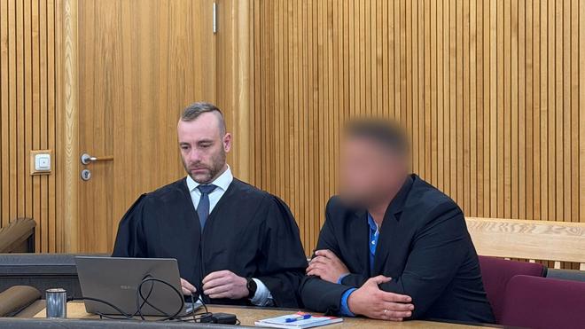  Ein Berufssoldat soll seine Kameradin vergewaltigt haben - bei einer Weihnachtsfeier in der Kaserne. Jetzt steht er vor Gericht.