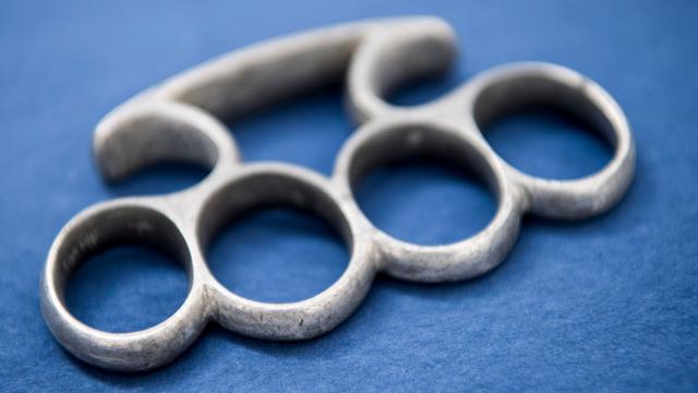 Merkwürdiges Handgepäck: Mit Schlagring in den Urlaub