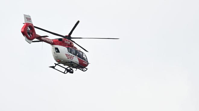 Lebensgefährliche Verletzungen: Ein Rettungshubschrauber brachte die Frau in eine Klinik. (Symbolbild)