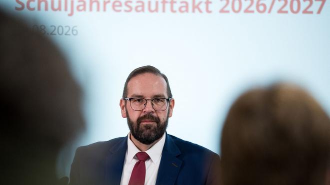  Brandenburgs Bildungsminister Hoffmann wagt einen Blick aufs neue Schuljahr.