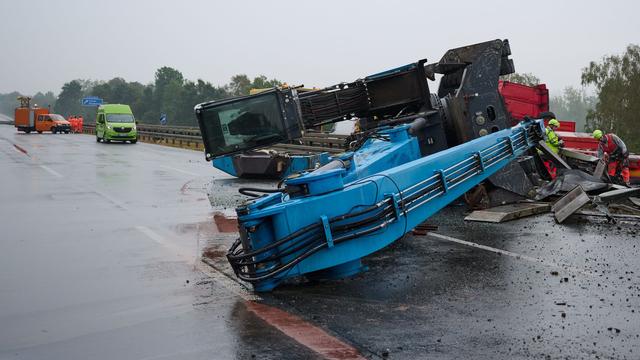 Nach Vollsperrung: Umgekippter Baukran geborgen - A2 wieder freigegeben