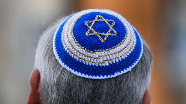 Kippa entwendet: Unbekannter stiehlt Mann die Kippa