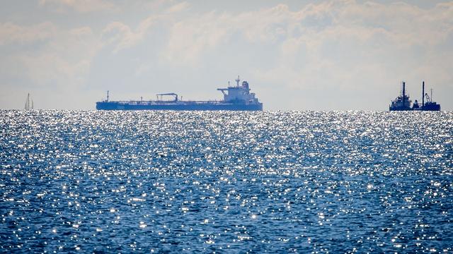 Bild: Russische Schattenflotte: Eilverfahren eingestellt: Russischer Tanker weiter vor Rügen