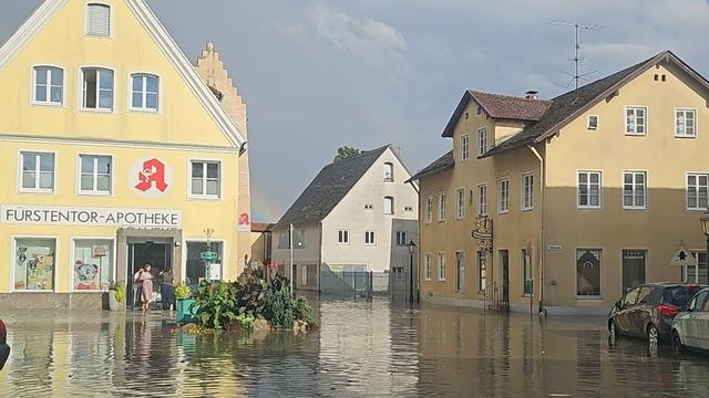 Wetter: Gewitter, Starkregen - Marktplatz in Greding unter Wasser