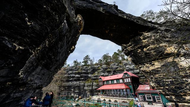Bild: Blick über die Grenze: Kind ritzt in Sandstein - Geldstrafe