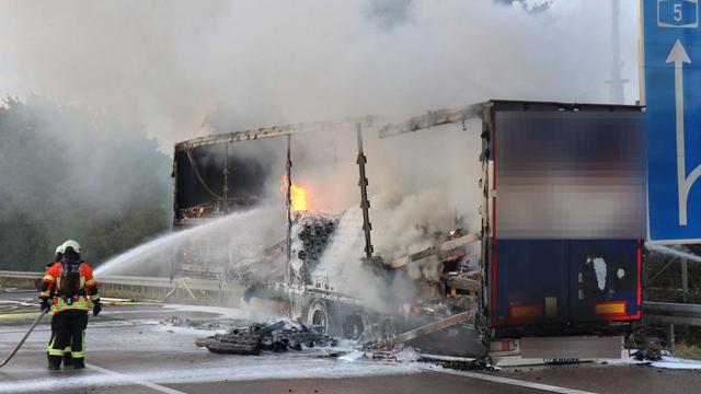 Brände: Lkw brennt nach Feuer aus – A5 erst am Morgen frei