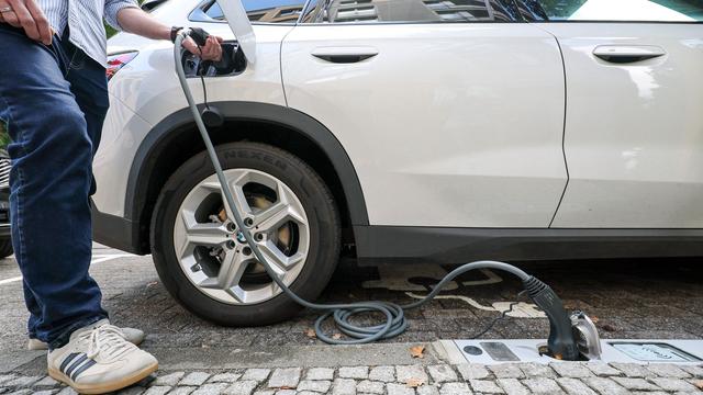 Ladebordstein: Pilotprojekt: E-Autos an der Bordsteinkante in Leipzig laden