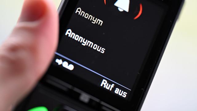Fiese Masche: Telefonbetrug: Frau legt Bankkarte mit PIN vor Haustür