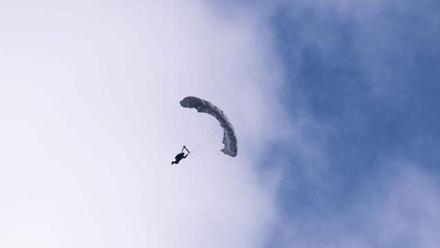 Im Baum gelandet: Wind falsch eingeschätzt: Fallschirmspringer verletzt sich
