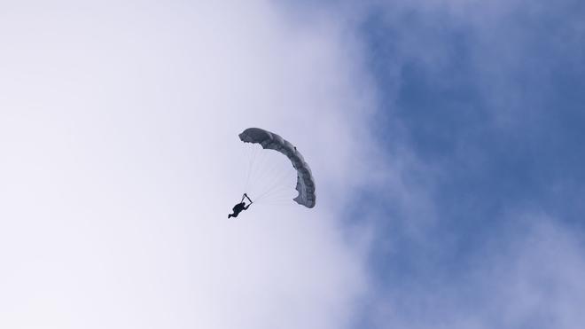 Im Baum gelandet: Ein Fallschirmspringer ist bei einer Landung nahe dem Flugplatz Günzburg verletzt worden. (Symbolbild)
