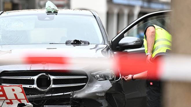 Fotografie: Auto rast durch Fußgängerzone in Hofgeismar