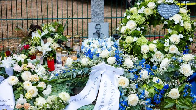 Trauerfeier: Ein Jahr nach Tod von Simon Bohr – Trauer und Forderungen
