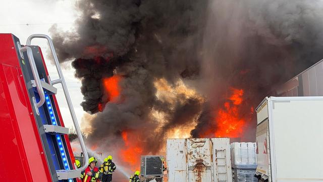 Großeinsatz: Elektroschrott-Feuer löst Großbrand aus