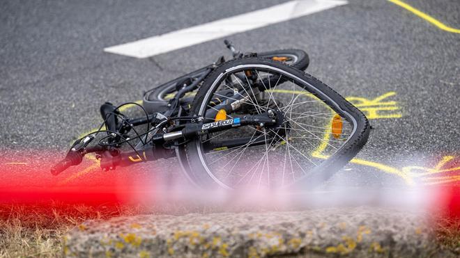 Verkehrsunfall: Ein Elfjähriger wird auf seinem Rad von einem Auto erfasst und schwer verletzt.
