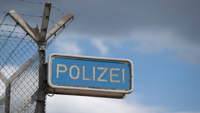 Angriff: Mann randaliert in Polizeizelle und verletzt drei Beamte